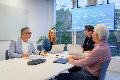 Team bespreekt stappenplan voor PIM-integratie tijdens overleg